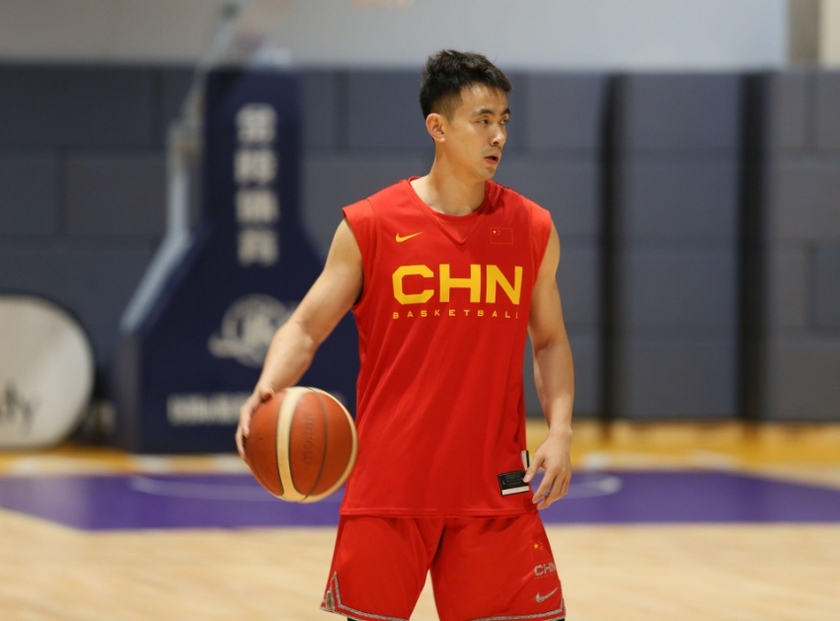 中国男篮保留5名后卫装备 显然是为了第二场对阵日本的比赛提前集训