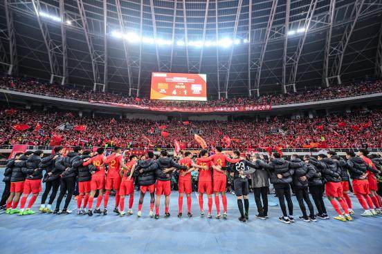 中国男足世界杯预赛天津击败新加坡 水滴见证红色风暴