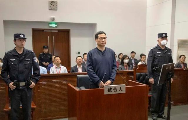 原上港集团主席严军被控一审受贿罪3601万余元 当庭认罪